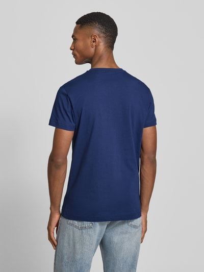 Männermodel trägt T-Shirt mit Label-Detail von Gant in Dunkelblau, reine Baumwolle, gerader Schnitt, Rückenlänge 70 cm, Ganzkörperansicht Rückansicht