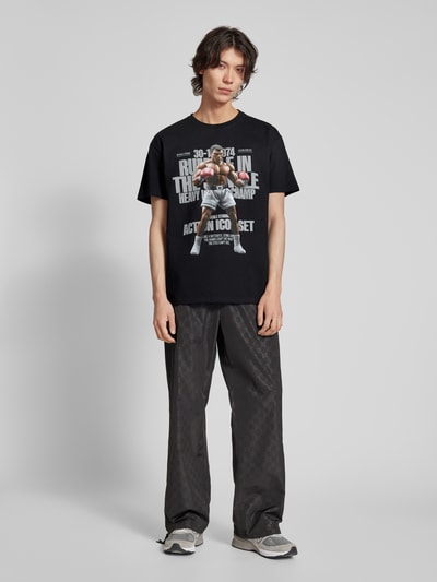 Mister Tee Oversized T-Shirt mit Motiv- und Statement-Print Modell 'Rumble' Black 1