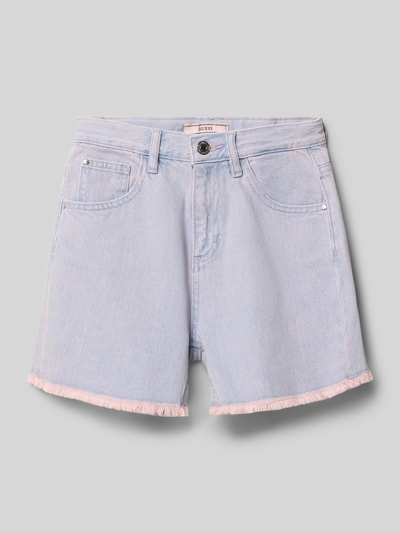 Produktfoto, Regular Fit Shorts in Denim-Optik von Guess, Kinder Shorts aus Reine Baumwolle mit 5-Pocket-Design, Logo-Stitching, Knopf- und Reißverschluss, helle blaue Farbe, sichtbare Struktur, Bundweite 31 cm, Innenbeinlänge 10 cm bei Größe 140.