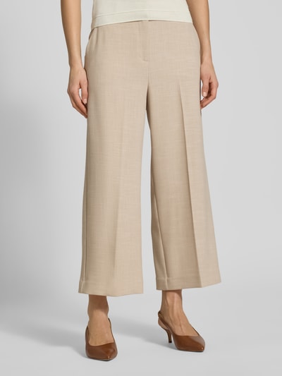 Frauenmodel trägt Relaxed Fit Stoffhose mit Viskose-Anteil und Bügelfalten von Comma, Beige, Elastischer-Material-Mix, Eingriffstaschen, Ganzkörperansicht von vorne.