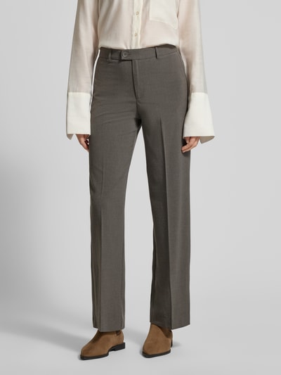Frauenmodel trägt Straight Fit Bundfaltenhose mit Viskose-Anteil Modell 'TEXAS' von Vero Moda in meliertem Grau, Mid Waist, ohne Taschen, Ganzkörperansicht von vorne.