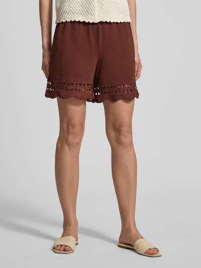 Frauenmodel trägt Regular Fit Shorts aus reiner Baumwolle Modell 'GABBY' von Vero Moda, unifarben, Jersey-Material, Nahaufnahme Oberkörper.