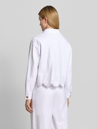 Frauenmodel trägt Jacke mit Lochstickerei Modell 'Marietta' von GUIDO MARIA KRETSCHMER WOMAN in Weiß, reine Baumwolle, gerader Schnitt, Rückenansicht, Ganzkörperansicht Rückansicht.
