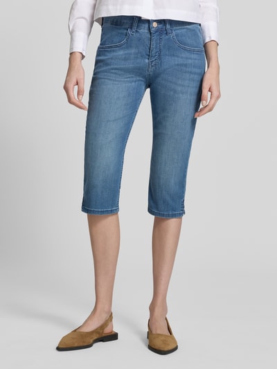Frauenmodel trägt Caprihose mit Eingrifftaschen von MAC aus Baumwoll-Elasthan-Mix in Slim-Fit und Denim-Optik, Nahaufnahme Oberschenkel.