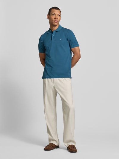 Männermodel trägt Regular Fit Poloshirt mit Stitching von Christian Berg Men in Blau, reine Baumwolle, Knopfleiste, Ganzkörperansicht von vorne.