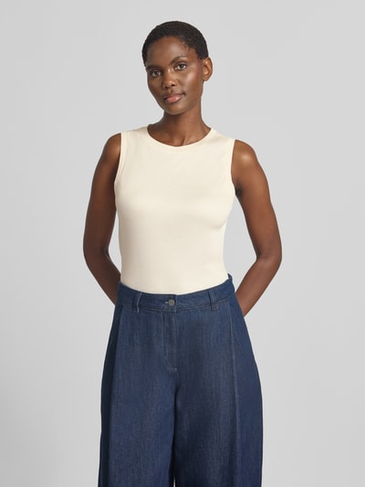 Frauenmodel trägt Regular Fit Top aus reiner Viskose Modell 'Inise' von OPUS in Creme, kombiniert mit dunkelblauer Hose, Ganzkörperansicht von vorne. Damen Top von OPUS.