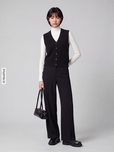 Frauenmodel trägt Regular Fit Weste mit V-Ausschnitt Modell 'SALLY' von Pieces, unifarben, Strick, Ganzkörperansicht von vorne, KI-modifiziertes Bild.