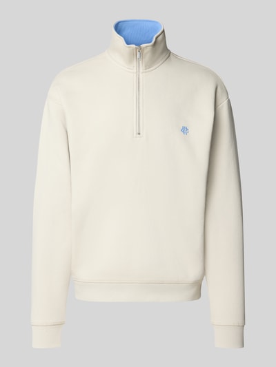 Produktfoto, Relaxed Fit Sweatshirt aus Baumwoll-Mix mit Troyer-Kragen von MCNEAL in Creme mit hellblauem Innenkragen, Logo-Stickerei, gerippte Abschlüsse, schlichte Struktur ohne Muster, langärmliges Design, Rückenlänge 69 cm, Ärmellänge 65 cm, für Herren.