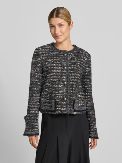 Frauenmodel trägt Blazer mit Effektgarn von Emporio Armani in Bouclé-Optik mit Rundhalsausschnitt und Knopfleiste, Nahaufnahme Oberkörper.