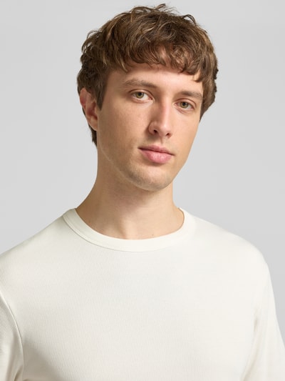 Männermodel trägt Regular Fit T-Shirt aus Baumwoll-Mix von Marc O'Polo Denim in Unifarben, Rippenstruktur, Nahaufnahme Oberkörper.