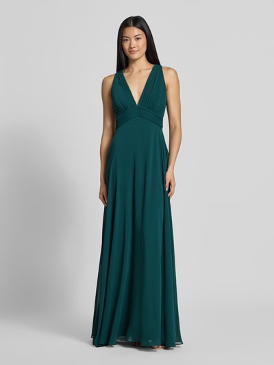 Kobiece modelka nosi Fit and Flare sukienka wieczorowa z głębokim dekoltem w serek od Jake*s Cocktail, ciemnozielony kolor, gładka tkanina, całkowity widok z przodu