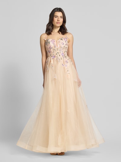 Frauenmodel trägt Abendkleid aus Tüll mit Stitchings von Unique in A-Linie, Maxikleid mit Spaghettiträgern, Rückenreißverschluss, helles Beige, florale Details, halbdurchsichtige Textur, Rückenlänge bei Größe 36: 130 cm, Brustweite 28 cm, Ganzkörperansicht von vorne.