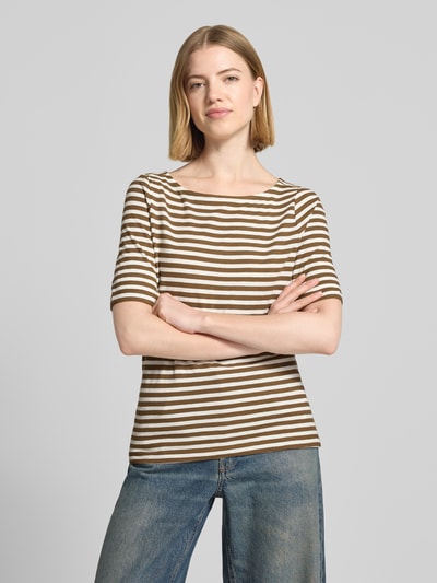 Kobiece modelka ma na sobie damski t-shirt Slim Fit T-Shirt aus reiner Baumwolle od s.Oliver RED LABEL, wzór w paski, dekolt w łódkę, rękaw o dł. 1/2, dżersej, cieniowana przędza, 100% bawełna, efekt: wzór na całej powierzchni, naszywka z logo, widok na górną część ciała z przodu.
