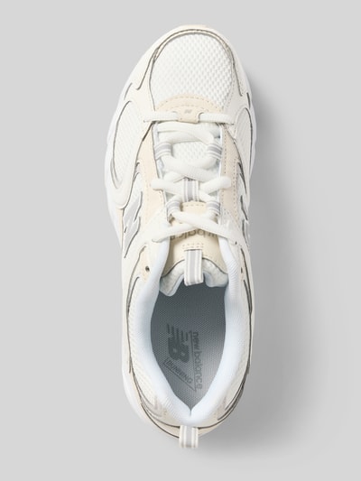 Produktfoto, Sneaker mit Schnürung Modell '408' von New Balance in Offwhite, runde Form, profilierte Sohle, Mesh- und Lederstruktur, Damen Sneaker, Label-Details, Absatzhöhe 3 cm, Schafthöhe 7 cm, Schaftweite 7 cm, Oberansicht