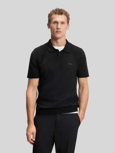 Männermodel trägt Poloshirt mit Logo Detail von BOSS Green, Optik: Unifarben, Passform: Regular-Fit, Bodymapping-Struktur, Ganzkörperansicht von vorne.