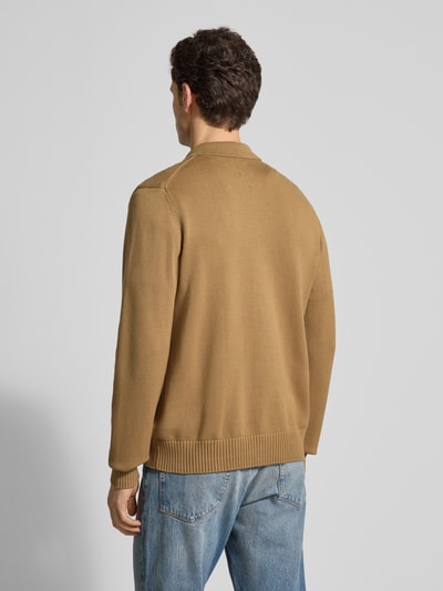 Męski model nosi Regular Fit Cardigan in Strick-Optik Modell 'Tay' od Wood Wood, czysta bawełna, krój regular fit, widok całej sylwetki z tyłu