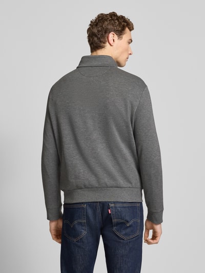 Männermodel trägt Regular Fit Troyer aus Baumwoll-Mix von Polo Ralph Lauren in Grau mit geripptem Abschluss, Rückansicht, Ganzkörperansicht.