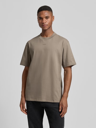 Männermodel trägt Regular Fit T-Shirt aus reiner Baumwolle Modell 'DAPOLINO' von HUGO, Optik: Unifarben, Label-Schriftzug, Rundhals, Kurzarm, Materialverarbeitung: Jersey, Ganzkörperansicht von vorne.