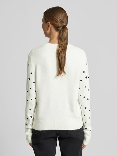 Modelka kobieca nosi Regular Fit Strickpullover mit Stickereien od Tom Tailor Denim, biały melanż, długi rękaw, widok całej sylwetki z tyłu.