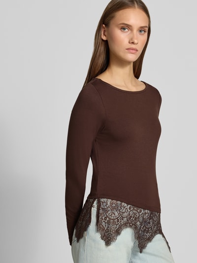 Vrouwenmodel draagt shirt met lange mouwen Slim Fit Langarmshirt aus Viskose-Mix model 'LAILA' van ONLY, Dames Langarmshirt, voorkant, taille-hoogte