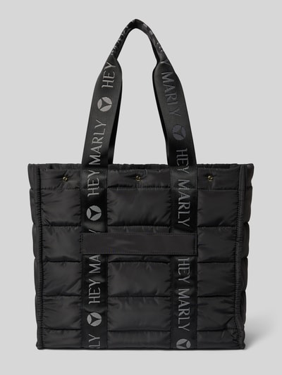 Produktfoto, Shopper mit Label-Details Modell 'Best Buddy' von Hey Marly, gestepptes schwarzes Material, lange Tragegriffe, Struktur weich, Reißverschlussfach innen, Maße Breite 49 cm, Länge 36 cm, Tiefe 16 cm, Länge Schulterriemen 61 cm, offenes Hauptfach