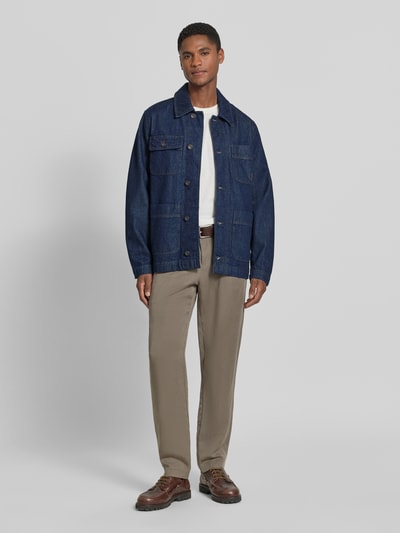 Männermodel trägt Regular Fit Jeansjacke aus reiner Baumwolle Modell 'WORK' von GANT, Dunkelblau, große Taschen, Ganzkörperansicht von vorne, Herren, durchgehende Knopfleiste, Label-Patch, Umlegekragen, Rückenlänge 71 cm, Schulterbreite 44 cm, Brustweite 51 cm, Ärmellänge 65 cm.