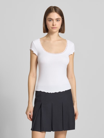 Frauenmodel trägt Slim Fit T-Shirt aus Viskose-Mix mit Spitzenbesatz von Review, weiß, elastischer Stoff, Rundhalsausschnitt, Ganzkörperansicht von vorne.