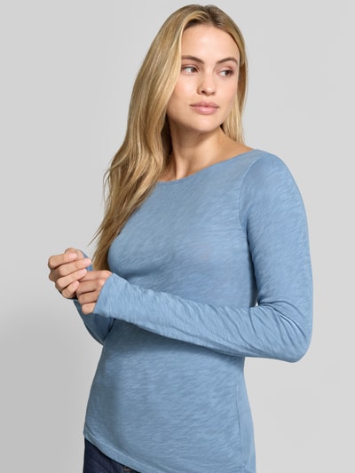 Frauenmodel trägt Regular Fit Langarmshirt aus reiner Baumwolle von Marc O'Polo in hellblau, glatte Textur, Ganzkörperansicht von vorne, Damen Langarmshirt von Marc O'Polo.