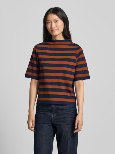 Vrouwenmodel draagt Relaxed Fit T-shirt met viscose van MORE in elastische materiaalmix, gestreept design, opstaande kraag, korte mouw, vooraanzicht complete lichaamsopname. Ruglengte maat 36: 57 cm, mouwlengte maat 36: 28 cm.