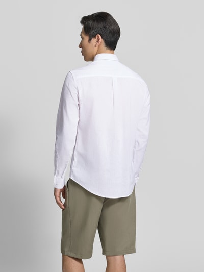 Männermodel trägt Slim Fit Freizeithemd mit Button-Down-Kragen Modell 'Anton' von Casual Friday, Seide-Baumwoll-Mix, Ganzkörperansicht Rückansicht. Rückenlänge bei Größe M: 78 cm, Schulterbreite: 46 cm, Ärmellänge: 66 cm.