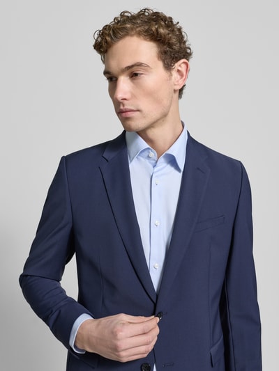 Männermodel trägt 2-Knopf-Sakko mit Pattentaschen von Strellson, Material-Mix mit Woll-Anteil, gerader Schnitt, fallendes Revers, 2-Knopf-Leiste, Brustleistentasche, dunkles Blau, glatte Textur, Ganzkörperansicht von vorne.