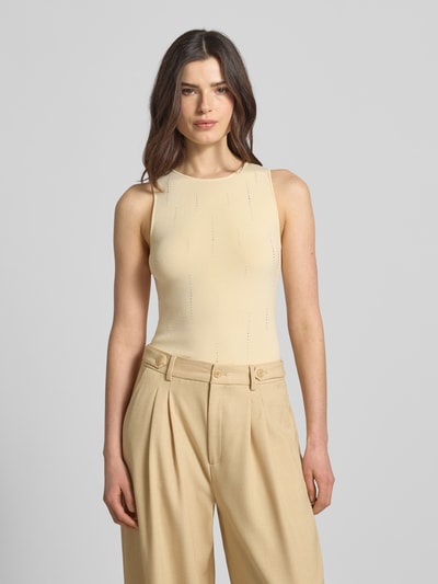 Frauenmodel trägt Slim Fit Top aus Viskose-Mix mit Strick-Optik Modell 'Saya' von Gestuz mit Strasssteinbesatz, Damen, Ärmelloses-Design, Rundhalsausschnitt, Rückenlänge bei Größe S 52 cm, Ganzkörperansicht von vorne.