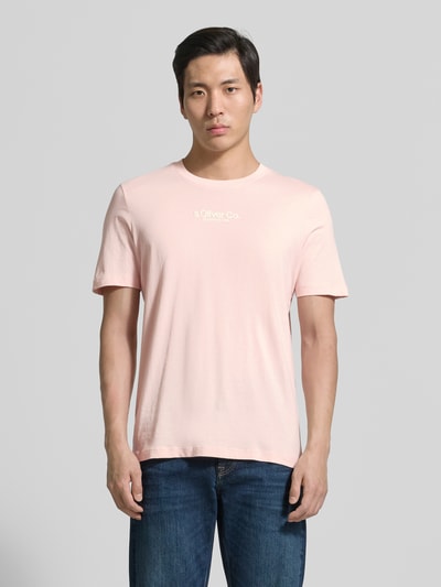Männermodel trägt Regular Fit T-Shirt aus reiner Baumwolle von s.Oliver RED LABEL, Optik: Unifarben, Label-Print, Rundhals, Kurzarm, Ganzkörperansicht von vorne