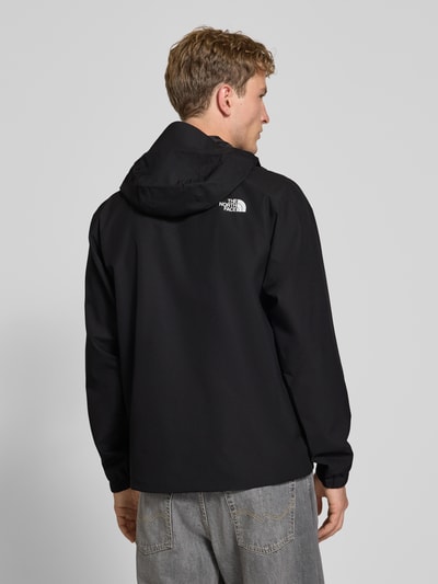 Männermodel trägt Regular Fit Jacke mit Logo-Print Modell 'Quest' von The North Face in Schwarz, glatte Textur, Ganzkörperansicht Rückansicht. Rückenlänge, Schulterbreite, Brustweite und Ärmellänge gemäß Größe M.