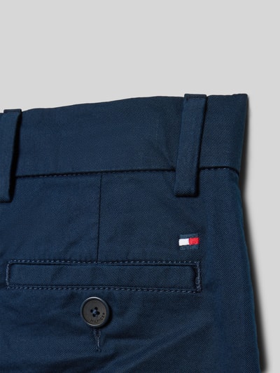 Produktfoto, Regular Fit Chino aus Baumwoll-Mix von Tommy Hilfiger Kids, kolor granatowy, wykończenie splot twill, wpuszczane kieszenie, mieszanka bawełny, aplikacja z logo, szlufki na pasek, zapięcie na guzik i zamek błyskawiczny