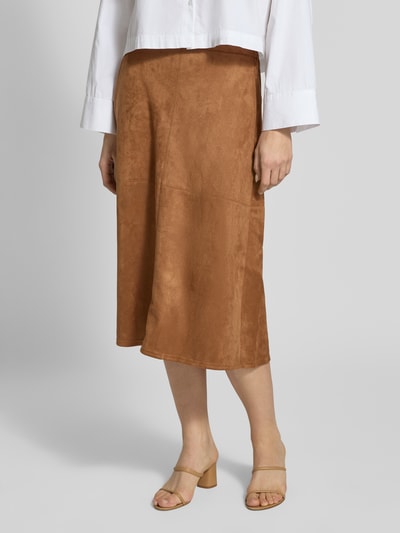Frauenmodel trägt Regular Fit Midirock in Wildleder-Optik Modell 'Duva' von FREE/QUENT in Braun, samtige Textur, elastischer Bund, Nahaufnahme Unterkörper. Produktinfos: Elastischer Material-Mix, Bundweite bei Größe S 39 cm, Gesamtlänge 77 cm.