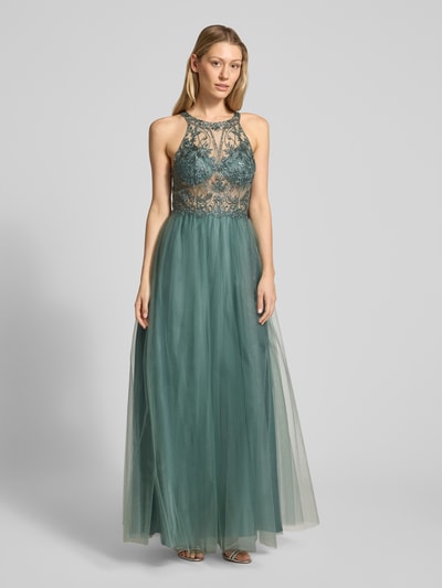 Frauenmodel trägt Regular Fit Abendkleid in semitransparentem Design von Laona mit floraler Spitze, Mesh, Ziersteinen, Halterneck, blickdichtem Unterrock, Ganzkörperansicht von vorne.