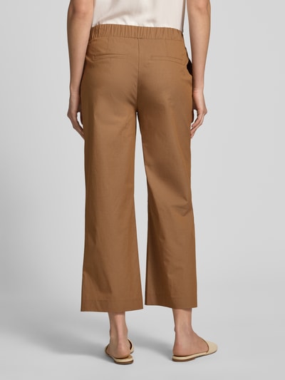 Vrouwenmodel draagt Hose mit elastischem Bund Modell 'Sarah' van monari, katoenmix met stretch, cropped fit, elastische tailleband, achterkant volledige lichaamsaanzicht.