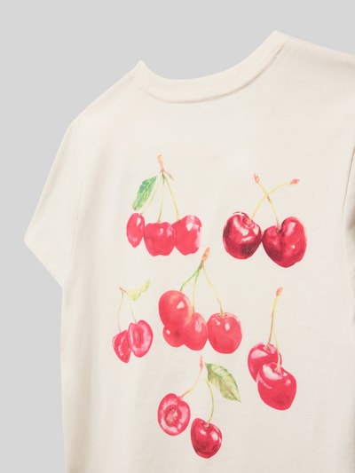 Meisje draagt Relaxed Fit T-Shirt met Logo-Stitching van Abercrombie&Fitch, kersenprint, ronde hals, ruglengte 53 cm, detailopname rug.