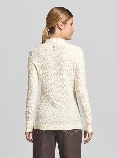 Frauenmodel trägt Skinny Fit Longsleeve aus Viskose-Mix von Marc Cain in Creme mit Strukturmuster und Stehkragen, Ganzkörperansicht Rückansicht.