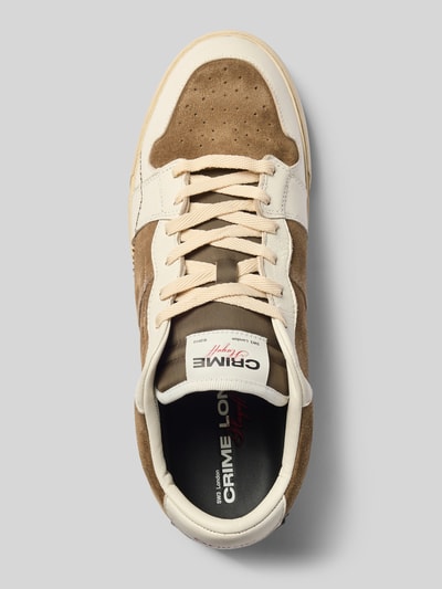 Produktfoto, Sneaker mit Kontrastbesatz Modell 'PLAYOFF' von Crime London, beige-braune Farben, strukturierte Sohle, Label-Details sichtbar.