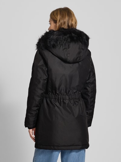 Vrouwenmodel draagt zwarte Shaped Fit Parka met Label Patch model 'IRIS' van Only, uni, met capuchon, rugaanzicht.