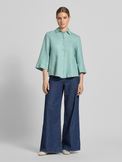 Frauenmodel trägt Relaxed Fit Leinenbluse mit 3/4-Arm von Christian Berg Woman, mintgrün, reine Leinen, Hemdblusenkragen, Knopfleiste, Ganzkörperansicht von vorne.
