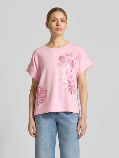Frauenmodel trägt T-Shirt aus Viskose-Mix mit Pailletten von Milano Italy in Rosa mit glitzernden Details, Regular Fit, Nahaufnahme Oberkörper.