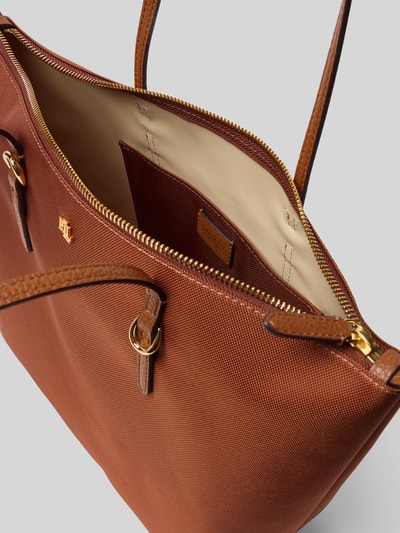 Produktfoto, Tote Bag mit Label-Applikation Modell 'KEATON' von Lauren Ralph Lauren in Braun, Hauptfach mit Reißverschluss, Tragehenkel, 37 cm Breite, 28 cm Länge, 13 cm Tiefe, 54 cm Länge Schulterriemen, strukturierte Oberfläche, goldfarbene Details.