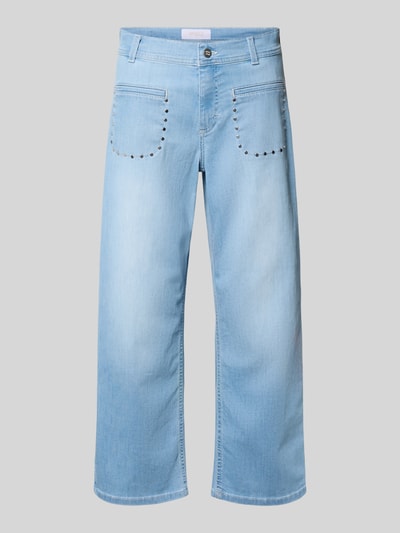 Produktfoto, Wide Fit Jeans in verkürzter Passform Modell 'Linn' von Angels aus hellblauem Baumwoll-Mix mit Nieten und aufgesetzten Taschen.