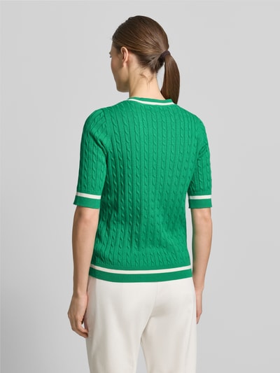 Männermodel trägt zielono-biały Strickpullover mit gerippten Abschlüssen von Christian Berg Woman, bawełniany mix, krój regular fit, półrękawy, okrągły dekolt, długość tyłu 58 cm, długość rękawa 33 cm, całkowity widok z tyłu.
