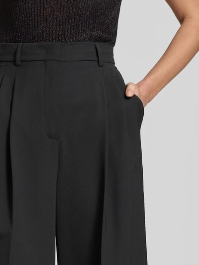 Vrouwenmodel draagt Regular Fit Wijdte Broek met Schurwoll-Anteil Model 'ASTA' van Weekend Max Mara, look effen, high waist, zij- en achterzakken, labelstitching, webware materiaalverwerking. Nahaufnahme bovenlichaam.