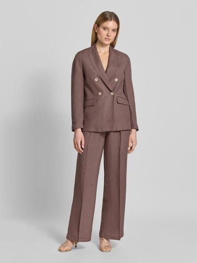 Frauenmodel trägt Wide Leg Hose aus Leinen-Mix mit Gürtel von Christian Berg Woman Selection in Braunton, Leinen-Mix mit Viskose-Anteil, Ganzkörperansicht von vorne.