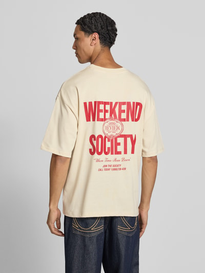 REVIEW Oversized T-Shirt mit rückseitigem Print Ecru 5